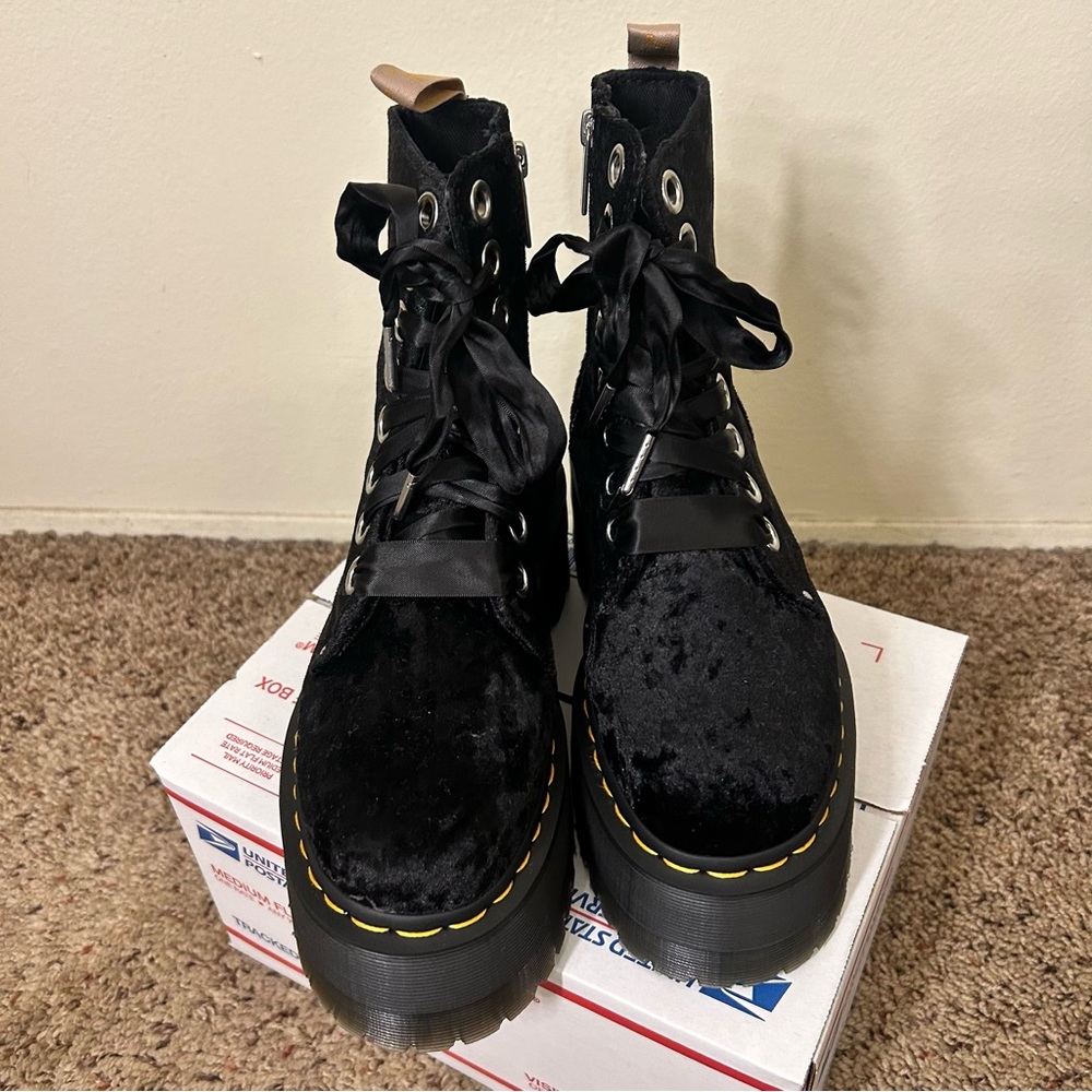 NWOT Dr. Martens Womens Jadon Max Crushed Velvet Black Boots with Ribbon Laces